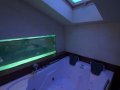 Łazienka z dwustronnym akwarium, montaż wanny, montaż jackuzi
